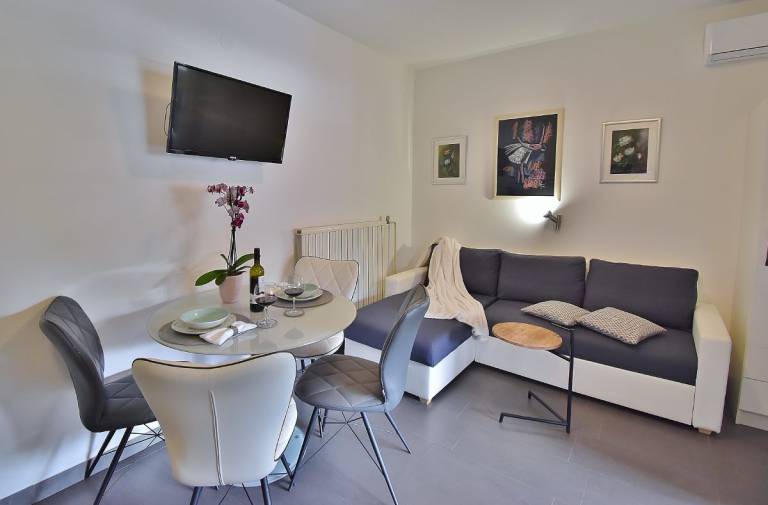 Holiday apartment with terrace, garden & BBQ | Garden view — photo 3