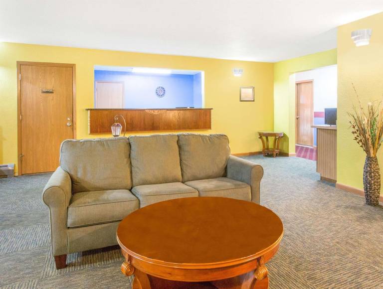 Super 8 By Wyndham Escanaba — photo 3