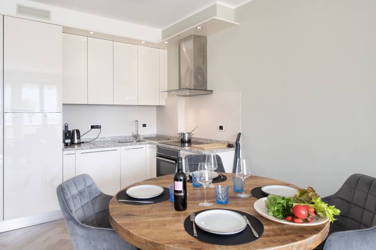 Family-friendly rental apartment with patio | Lake view | Beach nearby | Pet-friendly — photo 3