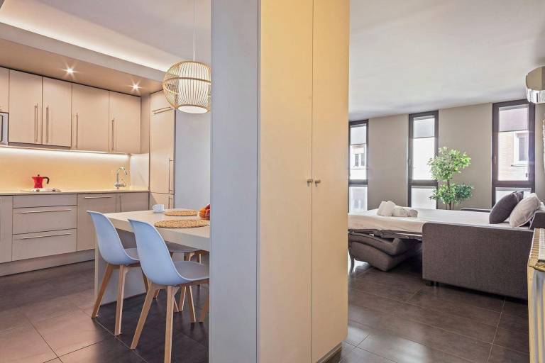 Serviced apartment with patio & pool | Next to Magic Fountain of Montjuïc — photo 4