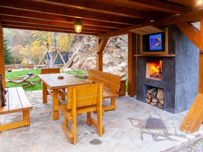 Vacation home with yard, barbeque & terrace | Nature view — photo 4