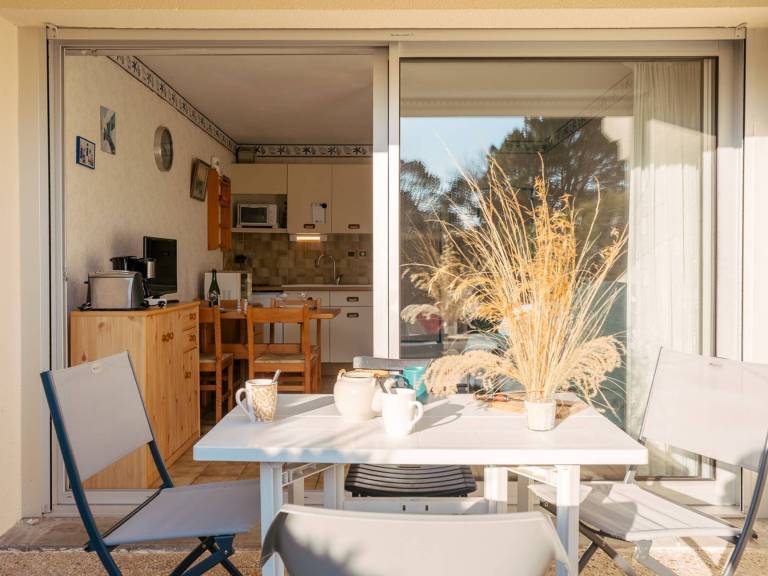 Cozy Studio with Private Garden, 50m from Beach, Parking Included in Carnac