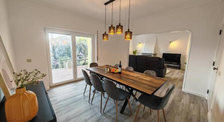 Fully equipped villa with yard, hot tub & patio | Suitable for remote work | Dogs allowed — photo 3