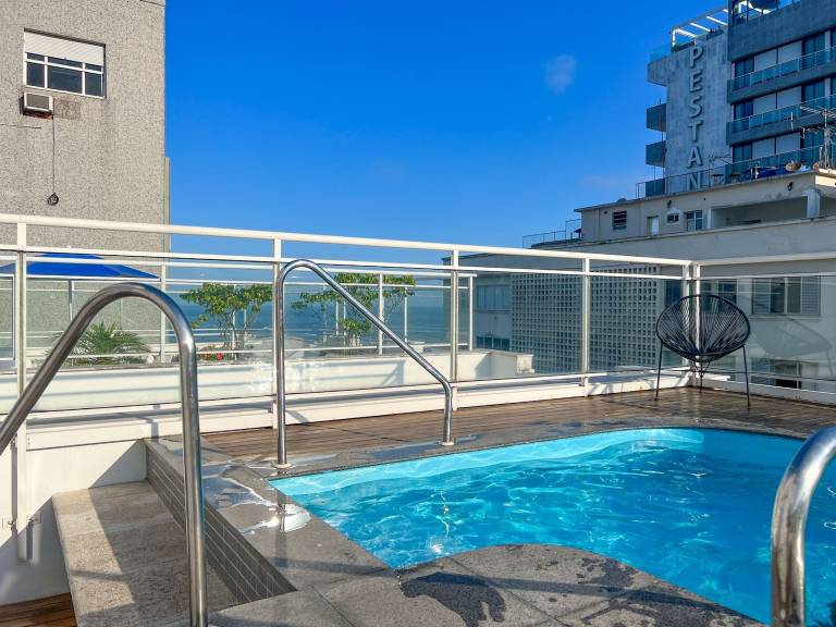 Beautiful apartment meters from Copacabana beach