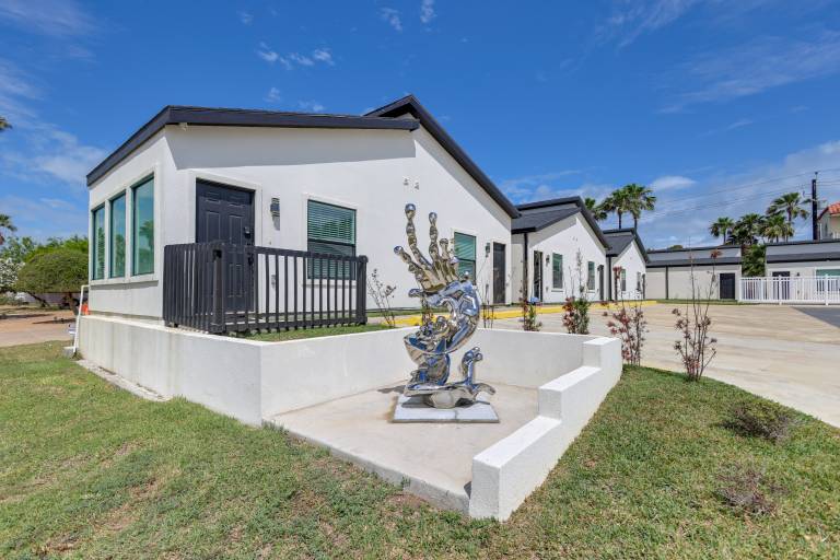 Community Pool! Walkable South Padre Island Studio — photo 3