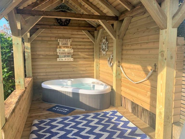 House with garden & jacuzzi — photo 3