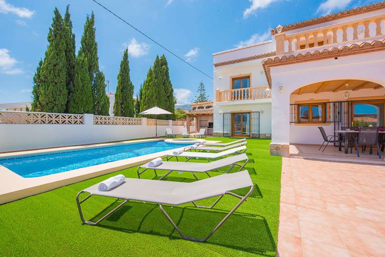 Villa with private pool, yard & barbecue — photo 3