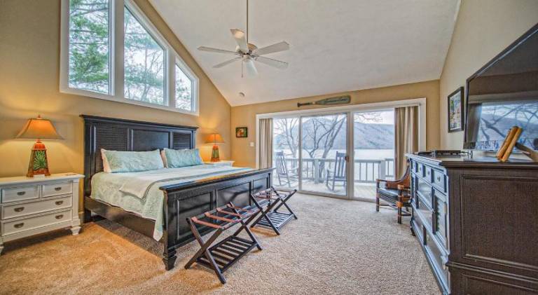 Charming vacation home with hot tub | Pets allowed — photo 2