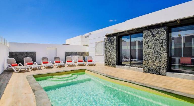 Villa with grill, patio & private pool in Yaiza