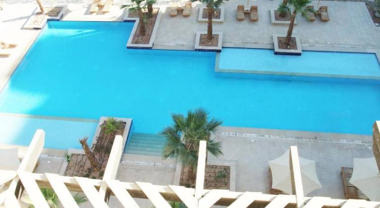 Apartment with pool — photo 5
