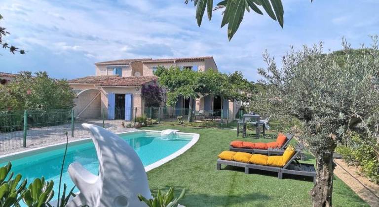 Vacation home with barbeque, terrace & yard in Sainte-Maxime