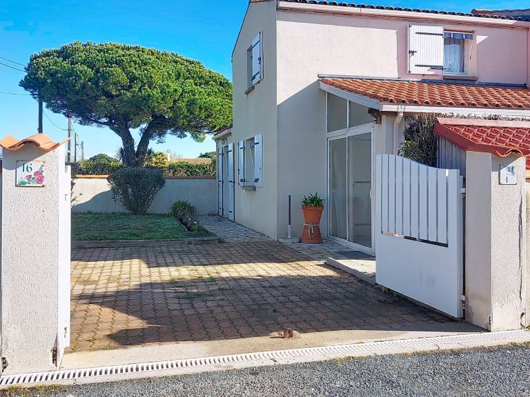 Fully equipped vacation home with grill, garden & terrace | Beach nearby | Pets are welcome — photo 3