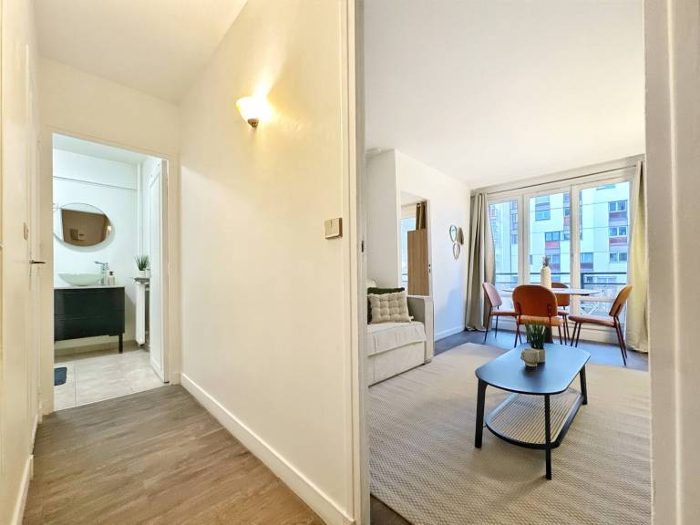 Charming Parisian Apartment in the Heart of the 20th Arrondissement — photo 3