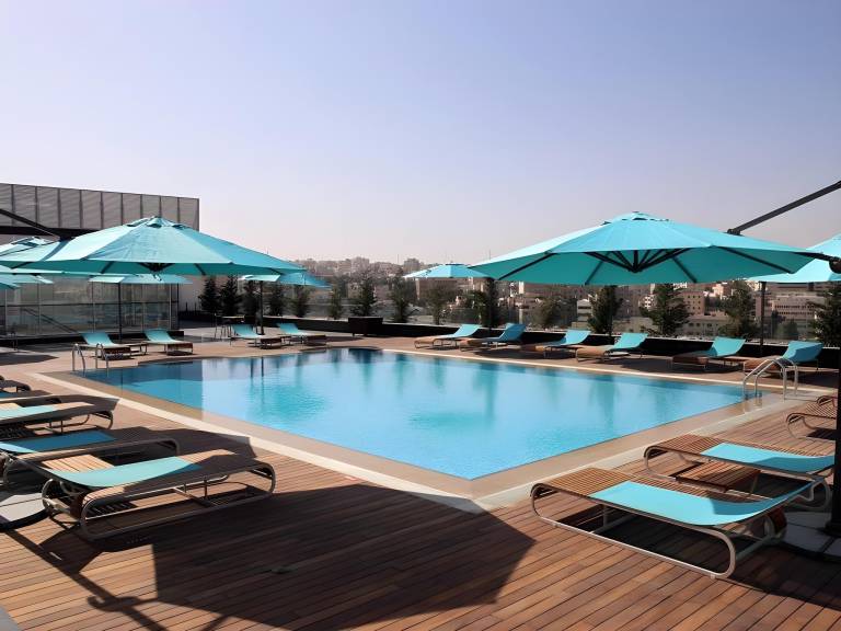 Lovely serviced apartment with sauna & pool | Close to King Abdullah I Mosque | Pet-friendly — photo 4
