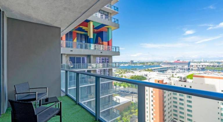 Beautiful rental apartment with jacuzzi & pool | Close to Bayside Marketplace | Perfect for remote work | Pet-friendly — photo 4