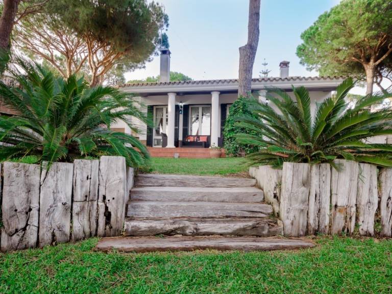 Villa with patio, yard & barbeque — photo 3