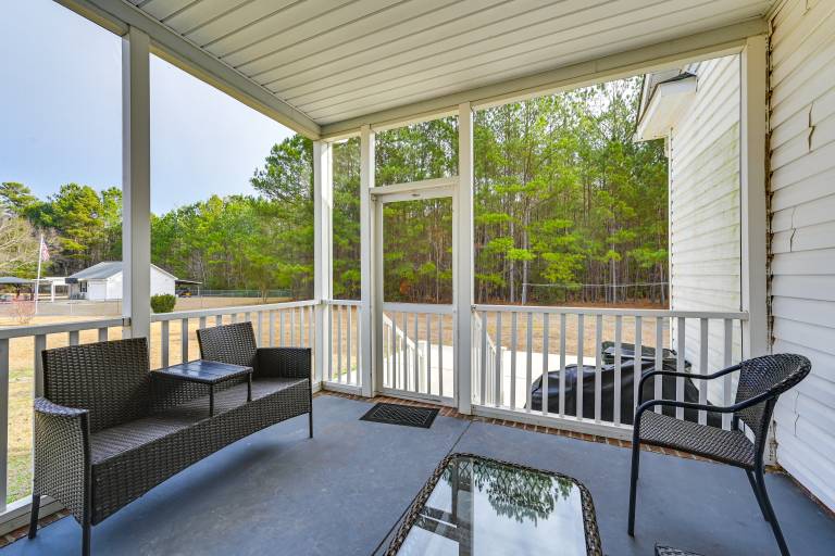 9 Mi to Dtwn: Greenville Home w/ Screened Patio! — photo 2
