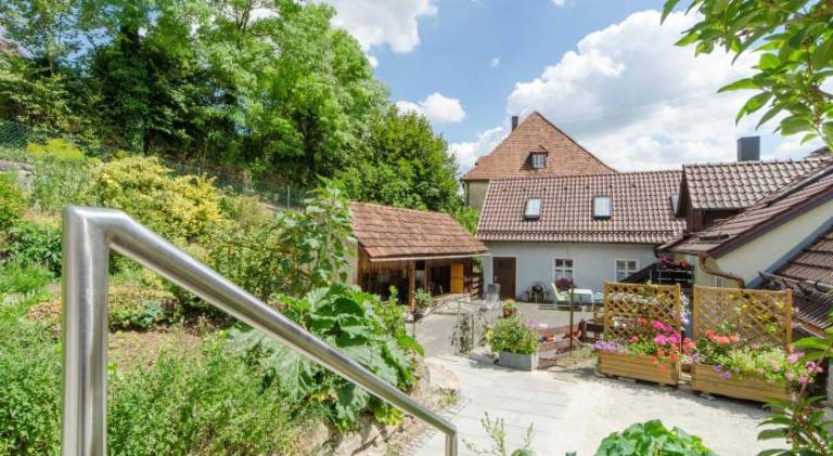 Holiday apartment with barbecue, yard & terrace in Bayreuth
