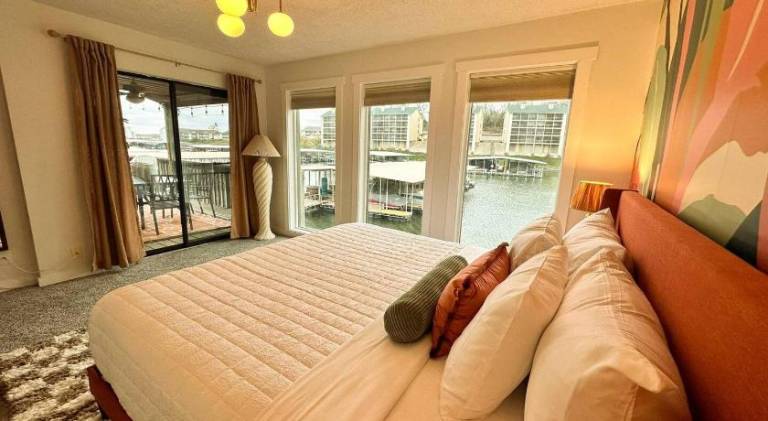 Daylight Cove Lakefront Condo, Pool, Hot Tub! — photo 2