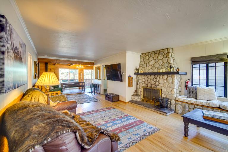 1 Mi to Lake: Home w/ Hot Tub & Gazebo in Big Bear — photo 4
