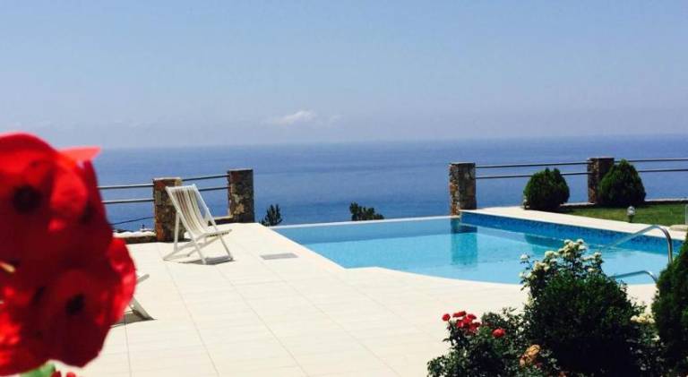 Nice rental apartment with pool, garden & patio | Pet-friendly in Ierapetra
