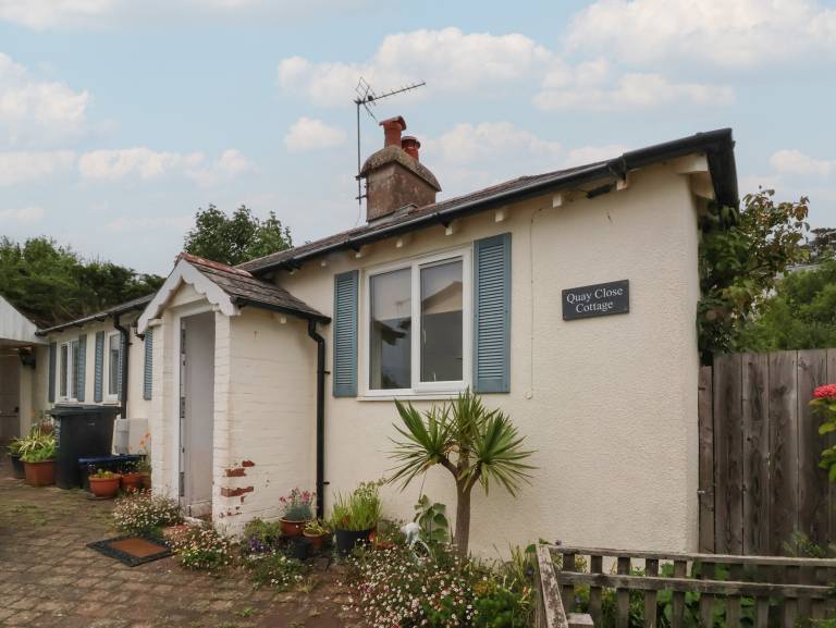 Fully equipped nice cottage with jacuzzi & garden | Beach view | Next to the beach | Pets allowed in Bideford