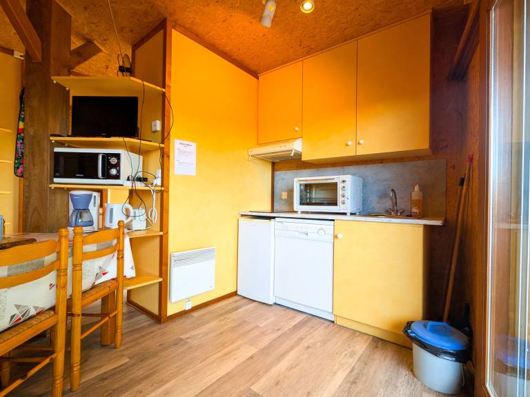 Countryside Chalet by the Water: 2BR, Terrace, Pets Welcome — photo 2