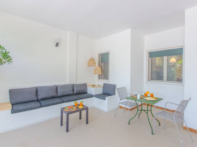 Vacation home with barbecue, patio & yard — photo 5