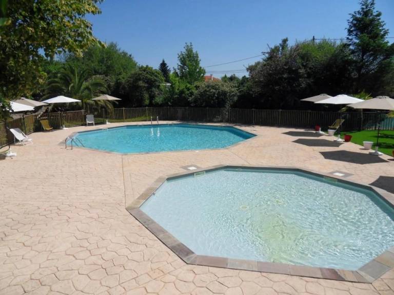 Chalet with pool, grill & patio — photo 2