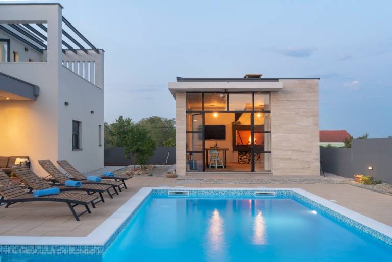 Villa with private pool, BBQ & patio — photo 3