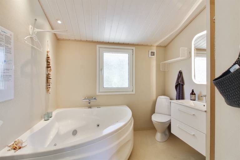 Fully equipped pleasant vacation home with barbeque, hot tub & patio | Dogs allowed — photo 5