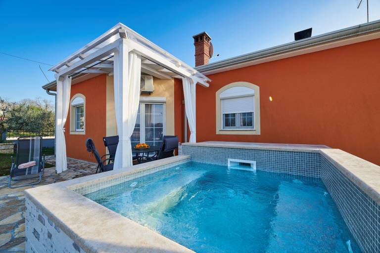 Rental apartment with yard, jacuzzi & patio — photo 2