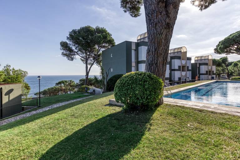 Apartment with yard, patio & fast internet | Beach view in Calella