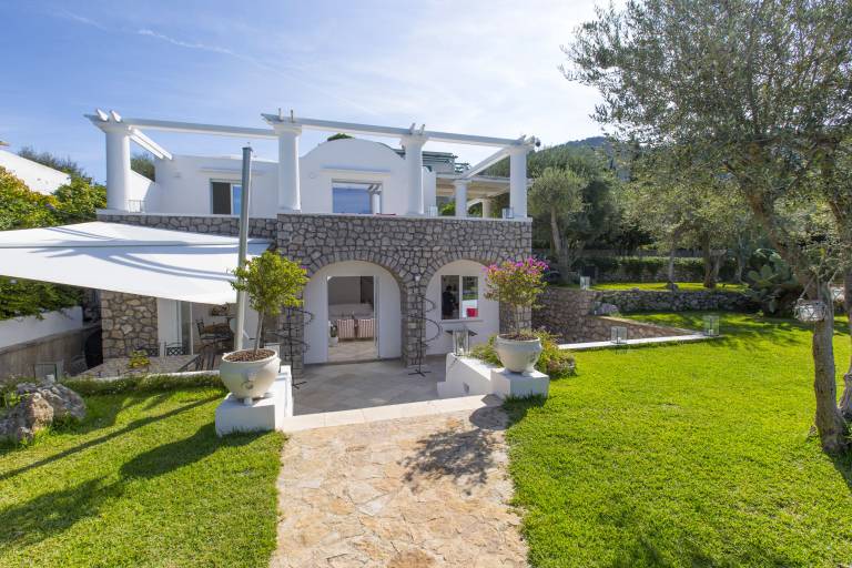 Family-friendly ample villa with private pool, patio & barbeque | Dogs allowed — photo 3