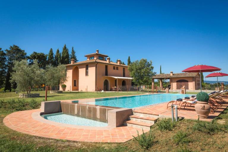 Child-friendly charming villa with yard, hot tub & patio | Pet-friendly in Peccioli