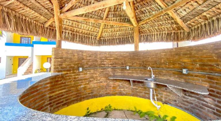 House with pool — photo 4
