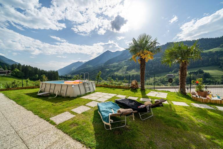 Rental apartment with pool, yard & patio | Garden view | Suitable for remote work — photo 3