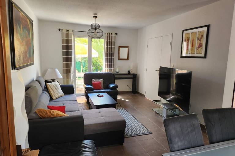 Vacation home with yard, terrace & BBQ — photo 5