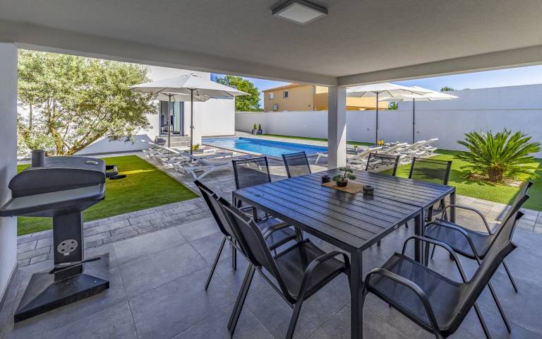 Child-friendly vacation home with BBQ, private pool & patio | Pets allowed — photo 3