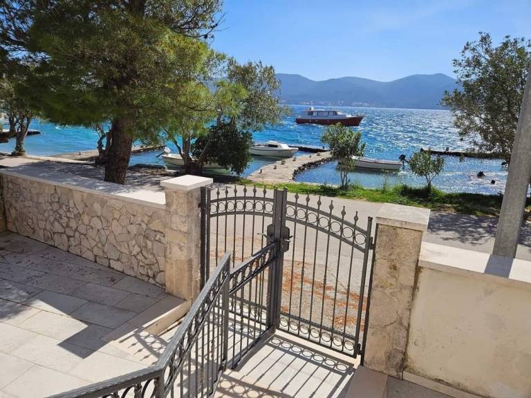 One bedroom apartment with terrace and sea view Viganj, Pelješac (A-24522-d) in Orebic