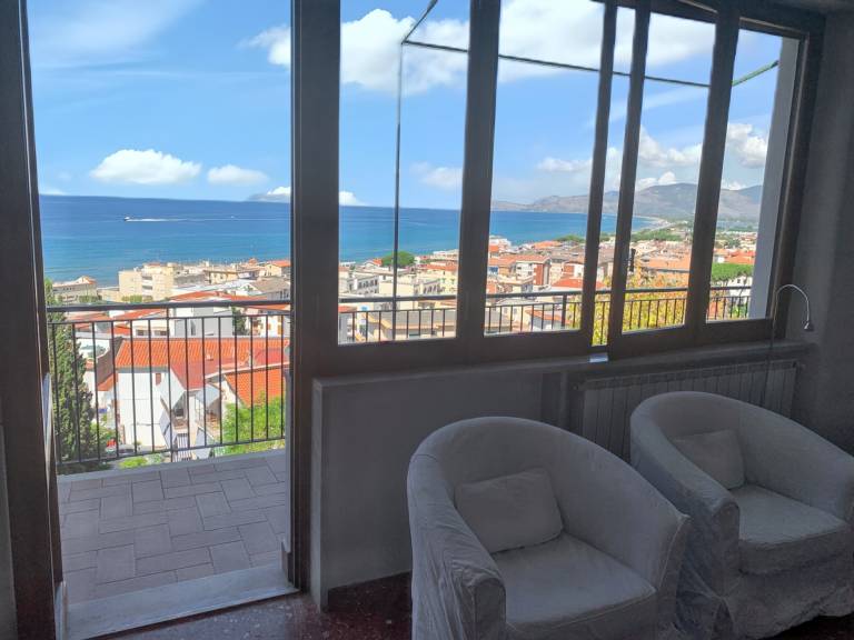 Spacious apartment with sea view in Sperlonga 109 m² — photo 2