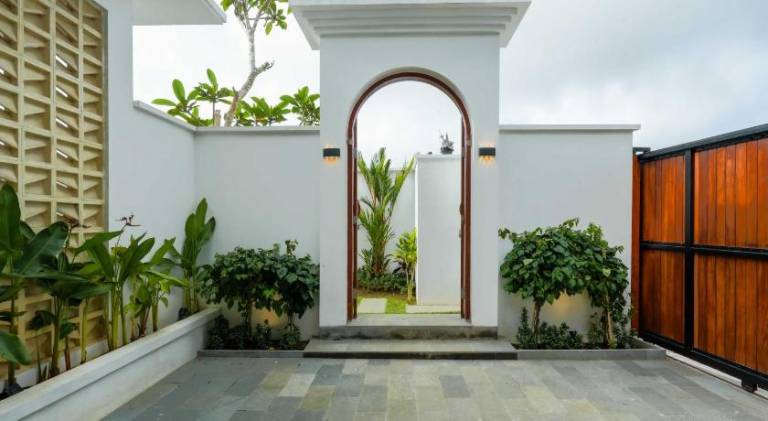 Villa with pool — photo 3