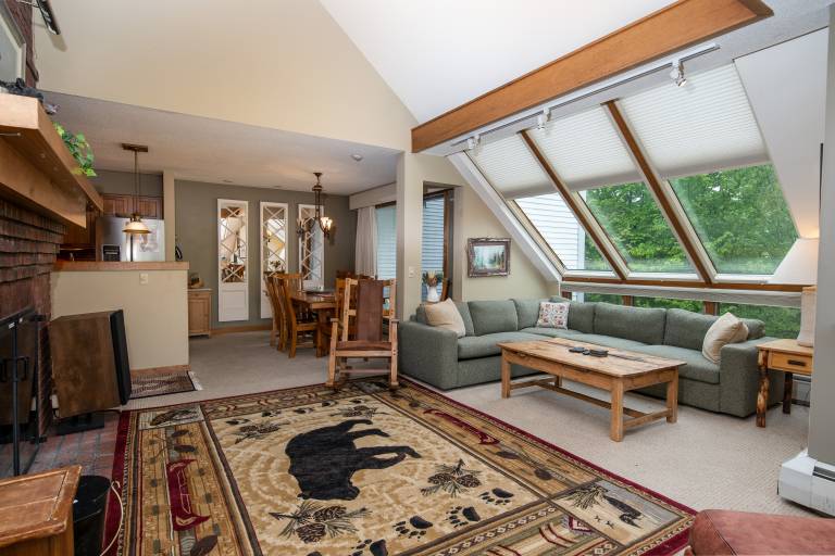 Condo with heated pool, jacuzzi & sauna | Mountain view — photo 4