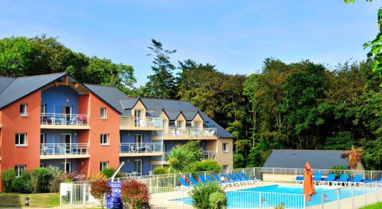 Serviced apartment with yard & pool — photo 5