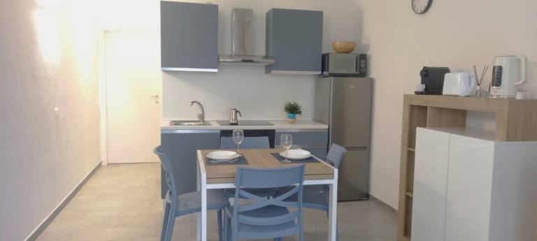 Apartment with pool & yard — photo 4