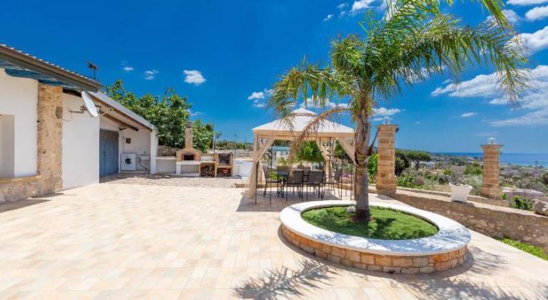 Villa with barbeque, yard & private pool — photo 5
