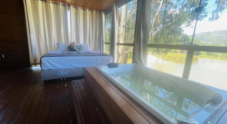 Lodge with hot tub & garden — photo 2