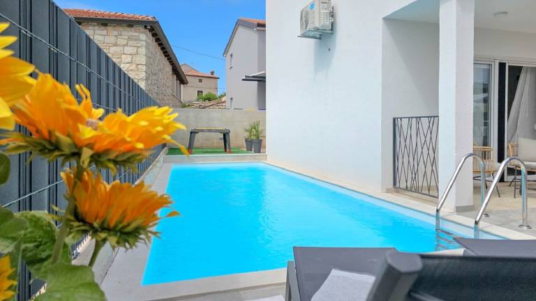 Exquisite villa with private pool, BBQ, table football and en suite bathrooms — photo 3
