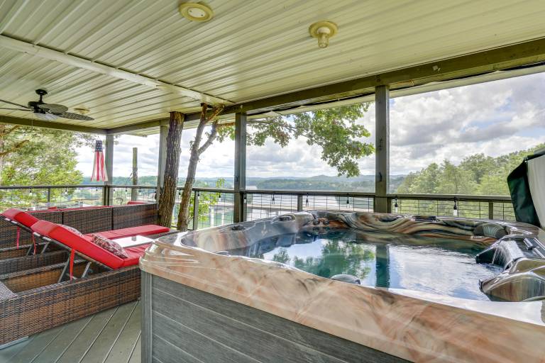 River-View Somerset Home: Large Deck, Fire Pit! in Somerset, KY