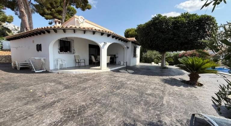 Villa with terrace, barbecue & yard — photo 4